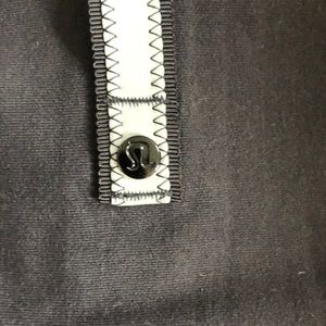 Lululemon black snap scarf